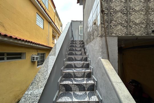 Escada de casa para alugar com 1 quarto, 60m² em Bento Ribeiro, Rio de Janeiro