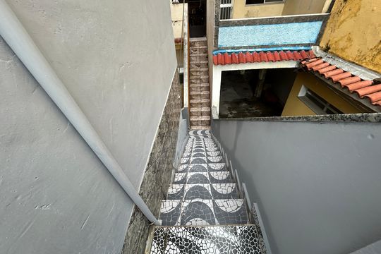 Escada de casa para alugar com 1 quarto, 60m² em Bento Ribeiro, Rio de Janeiro