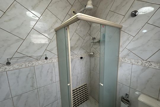 Banheiro de casa para alugar com 1 quarto, 60m² em Bento Ribeiro, Rio de Janeiro