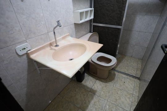 Banheiro de casa para alugar com 1 quarto, 75m² em Santo Antônio, Osasco