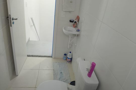 Banheiro de casa de condomínio para alugar com 2 quartos, 70m² em Chácara Ondas Verdes, Cotia