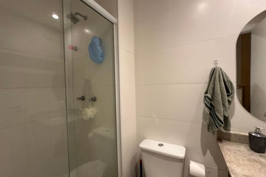 Banheiro da Suíte 1 de apartamento à venda com 2 quartos, 69m² em Jardim Tupanci, Barueri