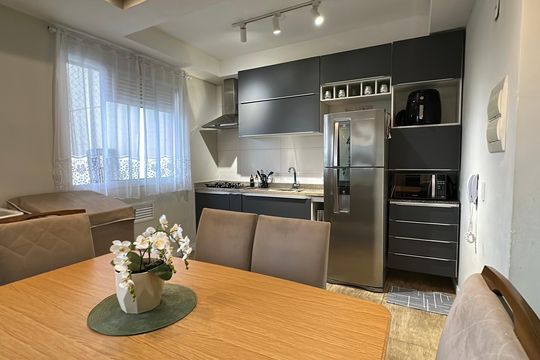 Cozinha de apartamento à venda com 2 quartos, 69m² em Jardim Tupanci, Barueri