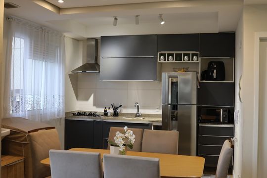 Cozinha de apartamento à venda com 2 quartos, 69m² em Jardim Tupanci, Barueri