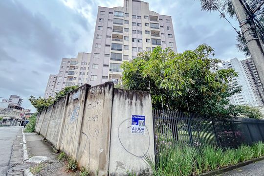Fachada com Plaquinha de apartamento para alugar com 2 quartos, 56m² em Vila Granada, São Paulo