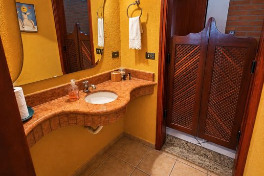 Banheiro de casa de condomínio à venda com 3 quartos, 482m² em Portal dos Nobres, Americana