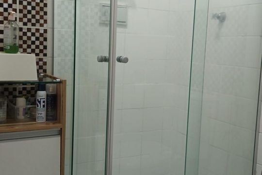 Banheiro de apartamento à venda com 2 quartos, 60m² em Santa Barbara, Niterói