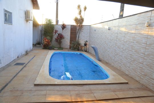 Piscina de casa à venda com 2 quartos, 117m² em Oriente Vile, Goiânia