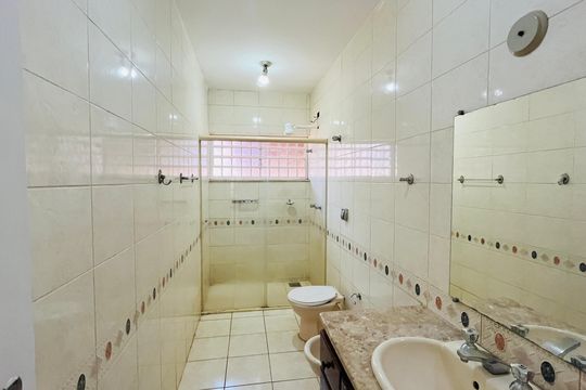 Banheiro Social de casa à venda com 5 quartos, 280m² em Parque Taquaral, Campinas