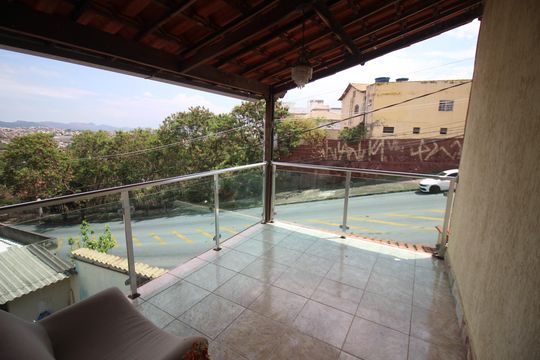 Varanda de casa à venda com 3 quartos, 180m² em Diamante, Belo Horizonte