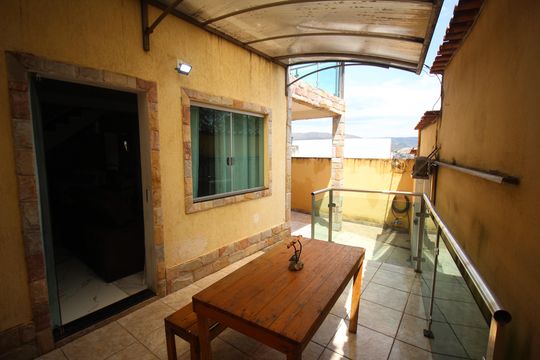 Quintal de casa à venda com 3 quartos, 180m² em Diamante, Belo Horizonte