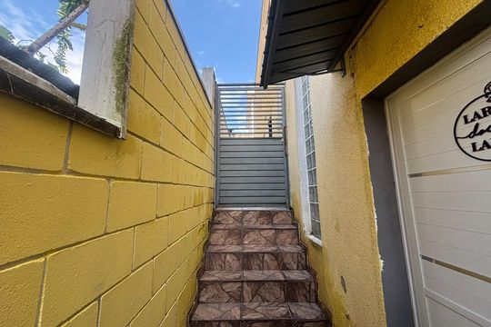 Escada de casa para alugar com 2 quartos, 64m² em Chácara Vista Alegre, Cotia