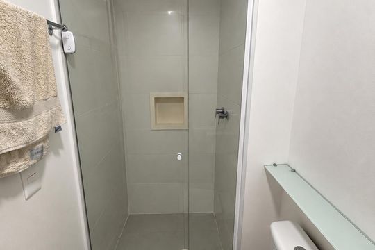 Banheiro suíte 1 de apartamento para alugar com 3 quartos, 110m² em Alphaville Empresarial, Barueri