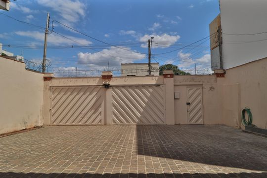 Garagem de casa para alugar com 3 quartos, 200m² em Nossa Senhora Aparecida, Uberlândia
