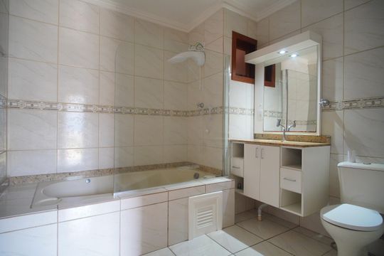 banheiro de apartamento para alugar com 1 quarto, 80m² em Cristo Rei, São Leopoldo