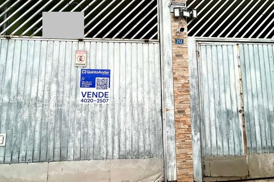Placa instalada na fachada do imóvel de casa à venda com 5 quartos, 300m² em Jardim Vila Galvao, Guarulhos