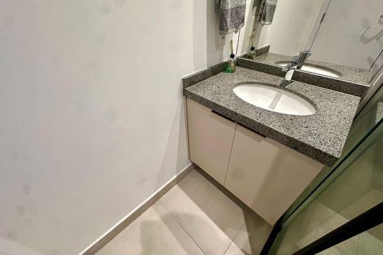 Banheiro de kitnet/studio à venda com 1 quarto, 26m² em Vila Cordeiro, São Paulo