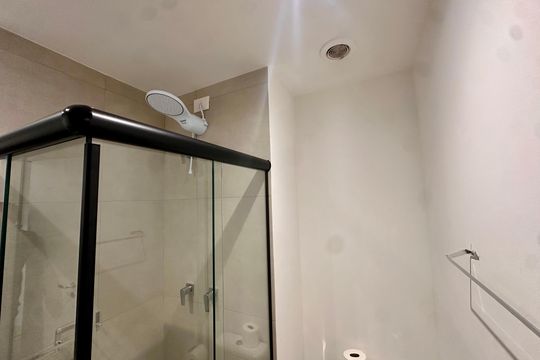 Banheiro de kitnet/studio à venda com 1 quarto, 26m² em Vila Cordeiro, São Paulo