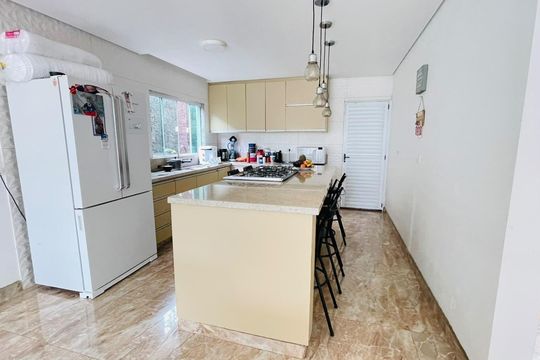 Cozinha de casa para alugar com 4 quartos, 232m² em Nhambuca, Cotia