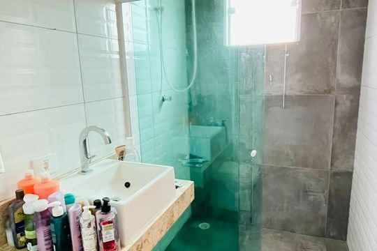 Banheiro da suíte 2 de casa para alugar com 4 quartos, 232m² em Nhambuca, Cotia