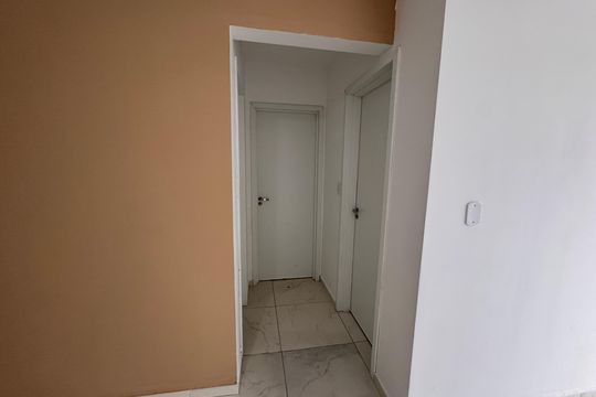 Corredor de apartamento para alugar com 2 quartos, 48m² em Paisagem Casa Grande, Cotia