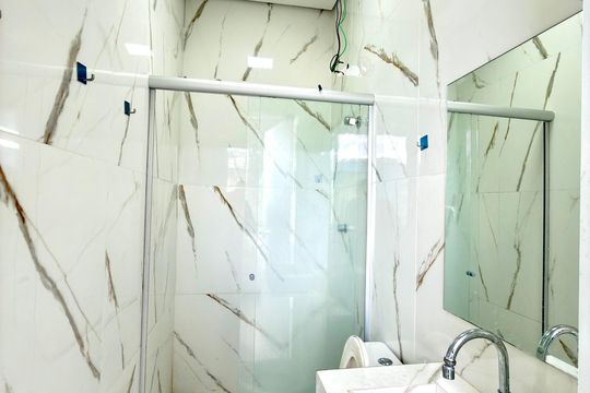 Banheiro Social de kitnet/studio para alugar com 1 quarto, 45m² em Califórnia, Belo Horizonte