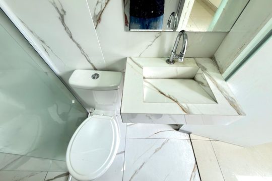 Banheiro Social de kitnet/studio para alugar com 1 quarto, 45m² em Califórnia, Belo Horizonte
