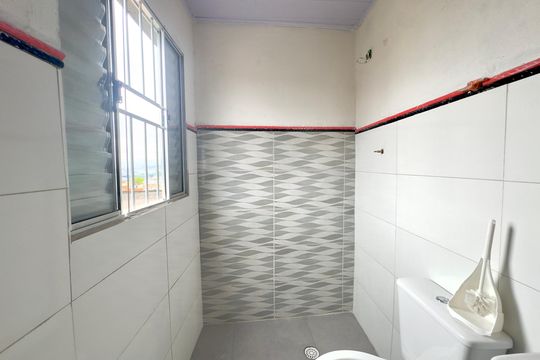 Banheiro de kitnet/studio para alugar com 1 quarto, 33m² em Jardim Presidente Dutra, Guarulhos