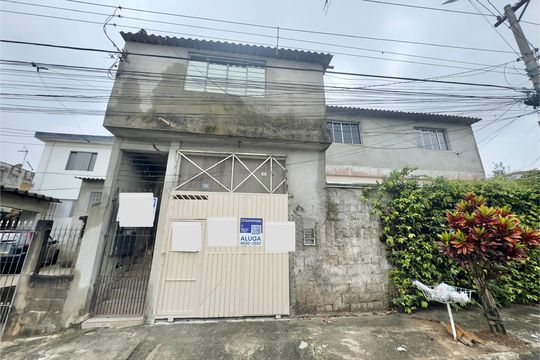 Placa instalada na fachada do imóvel  de kitnet/studio para alugar com 1 quarto, 33m² em Jardim Presidente Dutra, Guarulhos