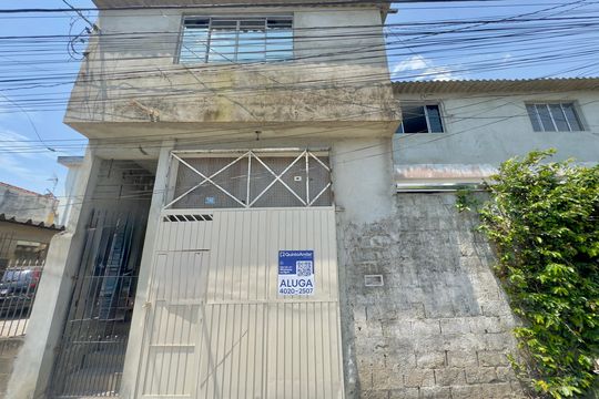 Placa instalada na fachada do imóvel de kitnet/studio para alugar com 1 quarto, 60m² em Jardim Presidente Dutra, Guarulhos