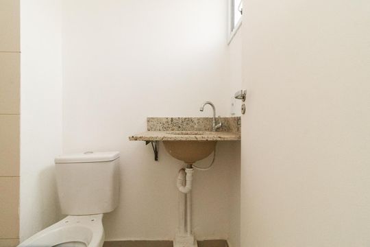 Banheiro de kitnet/studio para alugar com 1 quarto, 25m² em Vila Nilo, São Paulo