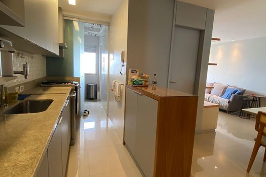 Cozinha de apartamento à venda com 1 quarto, 80m² em Barra da Tijuca, Rio de Janeiro