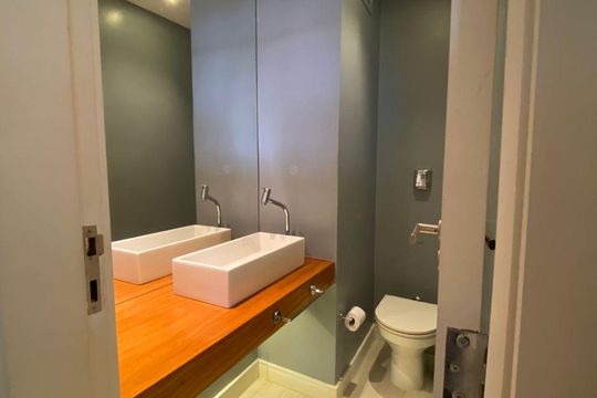 Banheiro de apartamento à venda com 1 quarto, 80m² em Barra da Tijuca, Rio de Janeiro