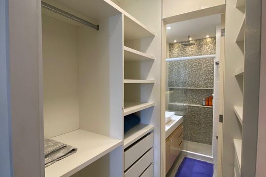Quarto de apartamento à venda com 1 quarto, 80m² em Barra da Tijuca, Rio de Janeiro