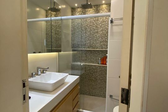Banheiro de apartamento à venda com 1 quarto, 80m² em Barra da Tijuca, Rio de Janeiro