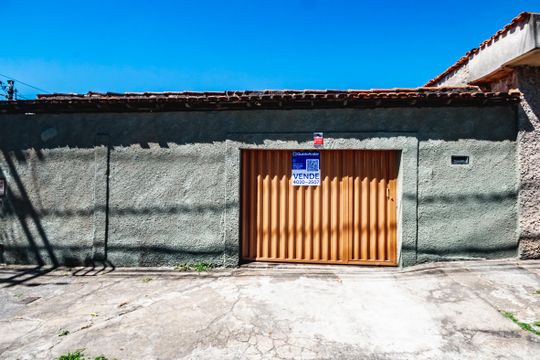 Fachada de casa à venda com 3 quartos, 178m² em Pompéia, Belo Horizonte
