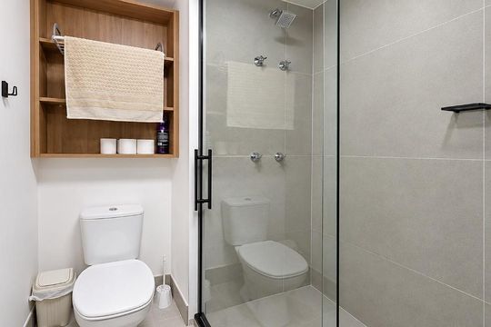 Banheiro de kitnet/studio para alugar com 1 quarto, 23m² em Passo d’Areia, Porto Alegre