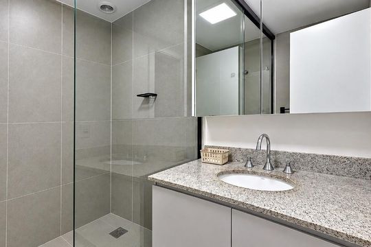 Banheiro de kitnet/studio para alugar com 1 quarto, 23m² em Passo d’Areia, Porto Alegre