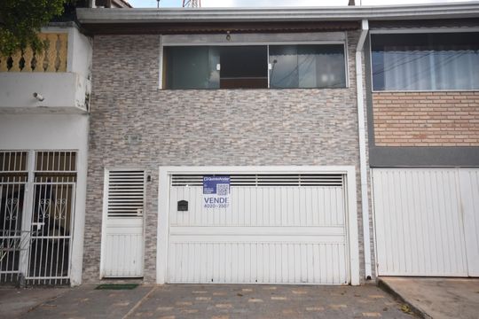 fachada da casa com placa de venda cod KYET 824 de casa à venda com 4 quartos, 153m² em Vila Maringa, Jundiaí