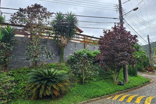 Fachada de casa de condomínio à venda com 4 quartos, 270m² em Itaipu, Niterói