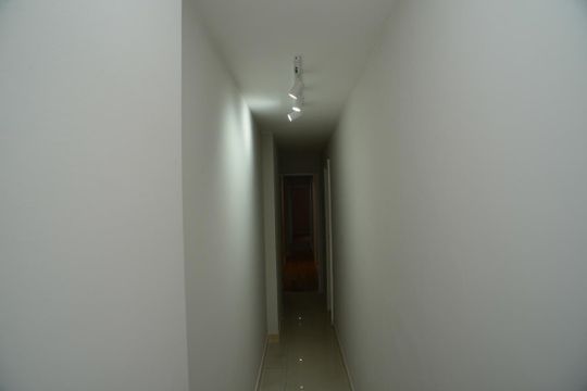 Corredor de apartamento para alugar com 3 quartos, 133m² em Barra da Tijuca, Rio de Janeiro