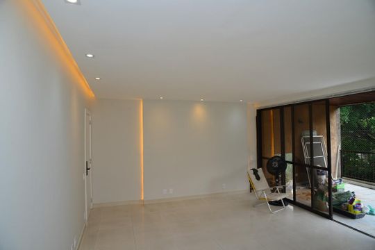 Sala de apartamento para alugar com 3 quartos, 133m² em Barra da Tijuca, Rio de Janeiro