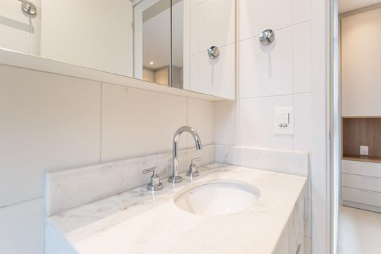 Banheiro da Suíte 2 de apartamento para alugar com 2 quartos, 54m² em Indianópolis, São Paulo