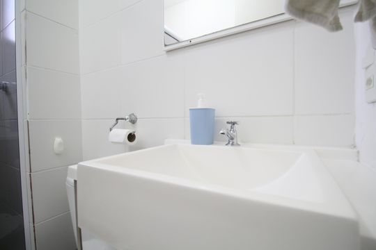 Banheiro de apartamento à venda com 2 quartos, 48m² em Vila Pirajussara, São Paulo