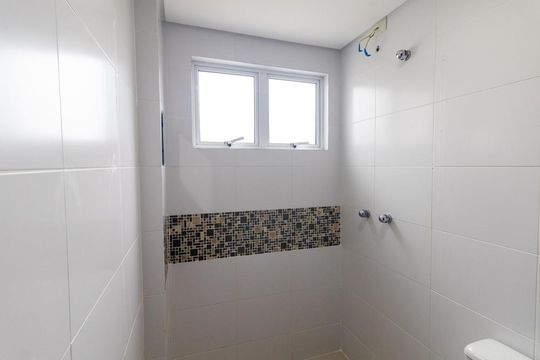 Banheiro da Suite de apartamento à venda com 2 quartos, 50m² em Capão Raso, Curitiba