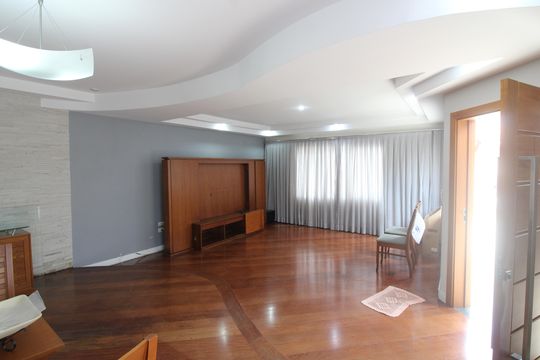 Casa à venda com 3 quartos, 216m² em Burgo Paulista, São Paulo