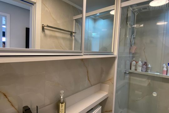 Banheiro de apartamento à venda com 2 quartos, 47m² em Ayrosa, Osasco