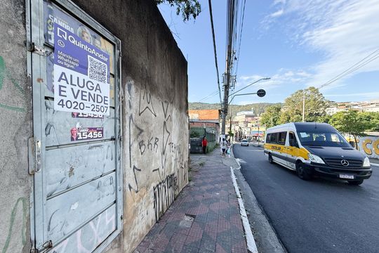 Plaquinha GRANDE instalada dia 11 de setembro de 2026. Código da plaquinha: TMKT-203 de apartamento para alugar com 2 quartos, 50m² em Conjunto Residencial Elisio Teixeira Leite, São Paulo