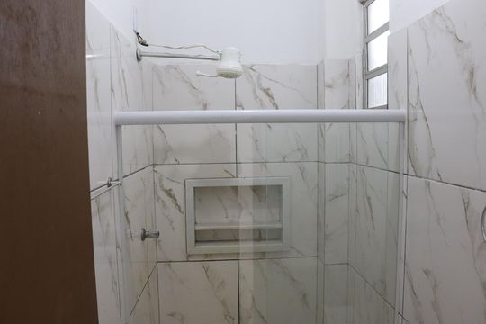 Banheiro de kitnet/studio para alugar com 1 quarto, 42m² em Parque Santa Maria, Campos dos Goytacazes