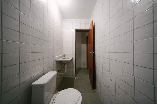 Banheiro de casa para alugar com 1 quarto, 38m² em Vila Dalila, São Paulo